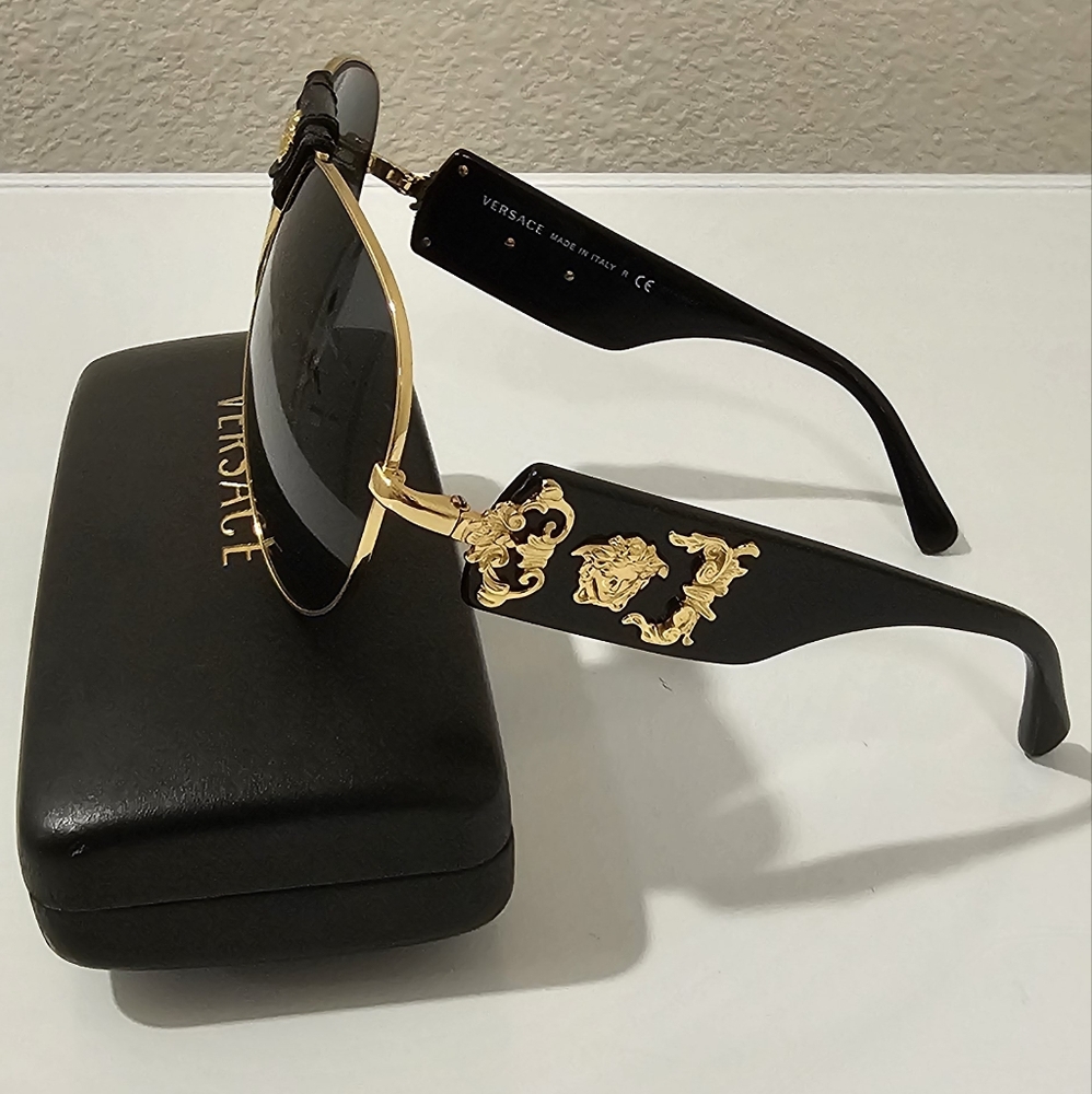 I am selling my original Versace sunglasses 👓 very stylish clean.